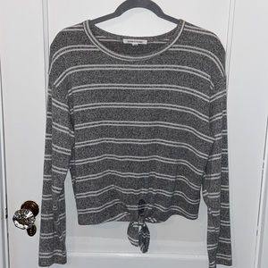 Long sleeve shirt with tie in front